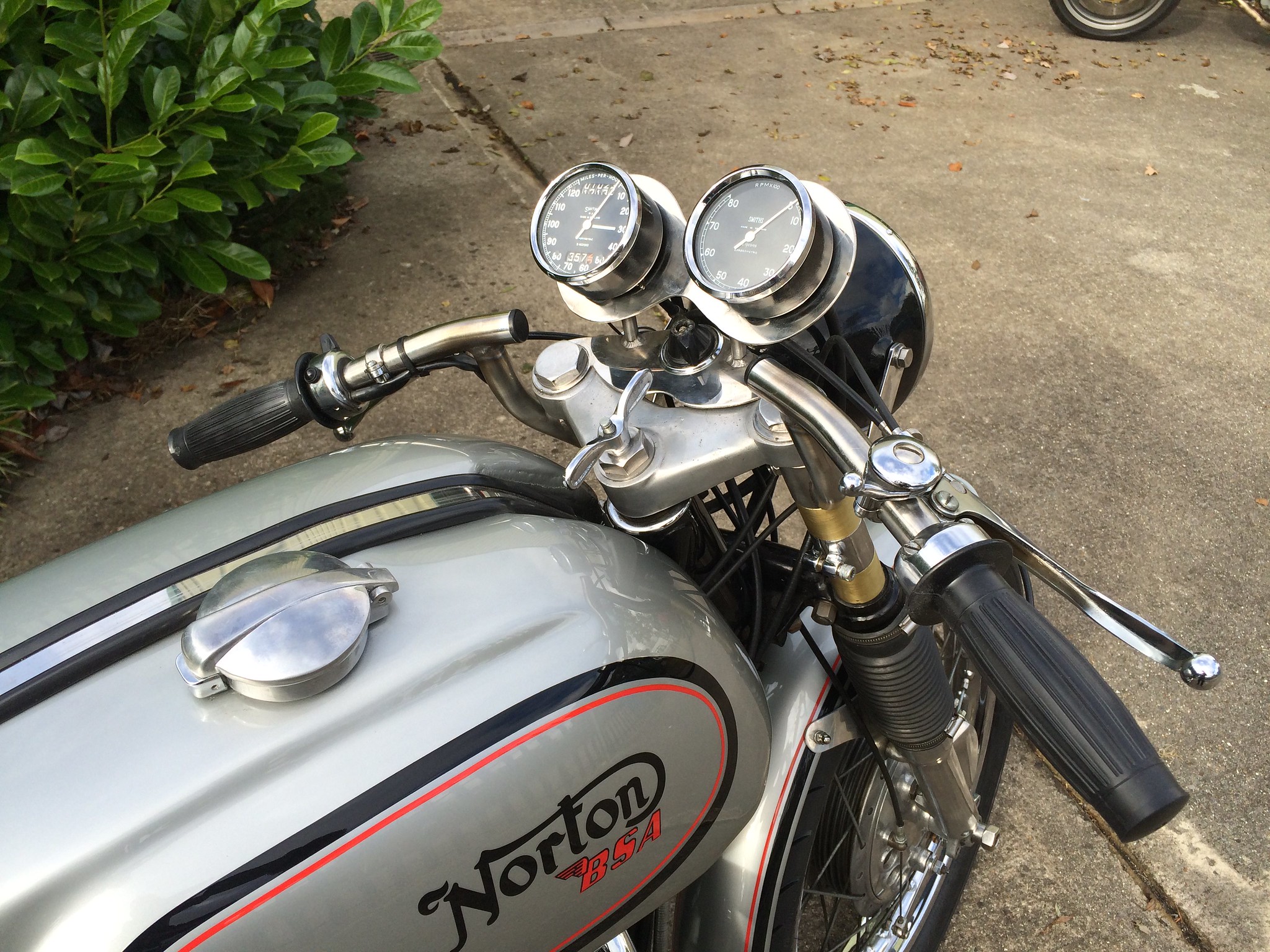 Clip-On Handlebars: Enhancing Performance and Aesthetics in Café Racer Motorcycles